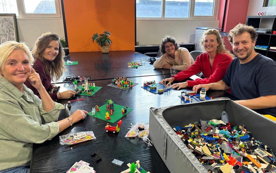 Leden Broodfonds GIST speelden serieus met LEGO
